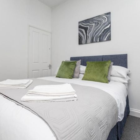 Spacious Three Bedroom Property! Hemsworth Exterior photo