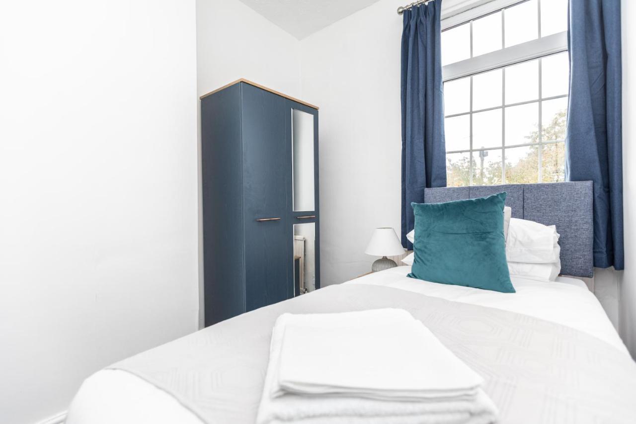 Spacious Three Bedroom Property! Hemsworth Exterior photo