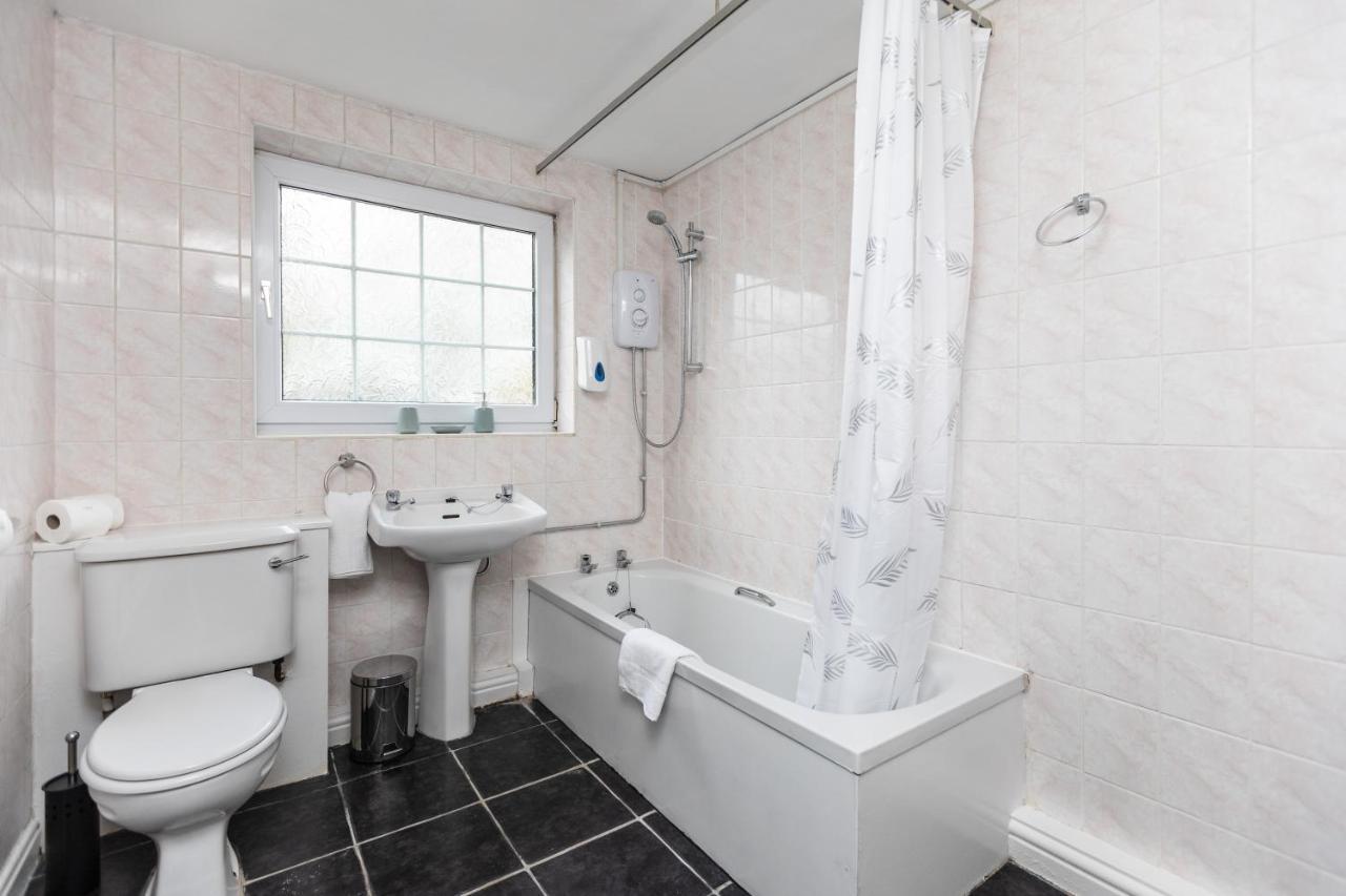 Spacious Three Bedroom Property! Hemsworth Exterior photo