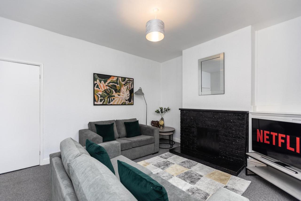 Spacious Three Bedroom Property! Hemsworth Exterior photo